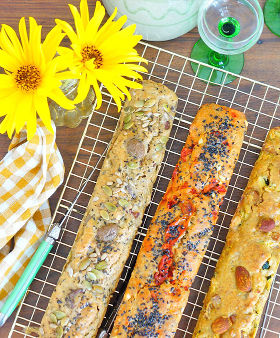 Trio de cakes salés pour l'apéritifs, olives et graines, tomates séchées et sésame et feta, courgette et tofu au curry