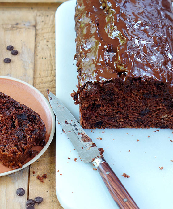 Cake végétal au chocolat noir et purée de noisette bio recouvert d'un glaçage au chocolat fondant