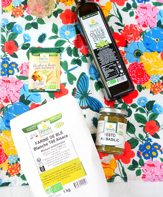 Produits bio du Moulin des Moines : huile d'olive vierge extra, pesto au basilic, farine de blé blanche T65 alsace et poudre à lever sans phosphate 