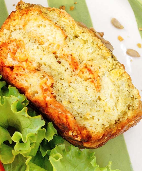 Part de cake marbré veggie à la tomate, au pesto et aux graines de tournesol bio