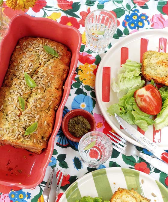 Cake marbré végétarien à la tomate, au pesto et aux graines de tournesol bio
