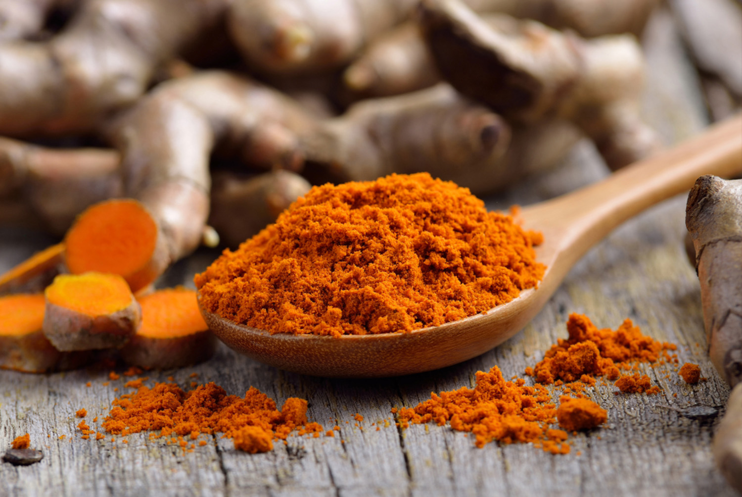 Curcuma en poudre biologique, puissant anti-inflammatoire naturel riche en curcumine.