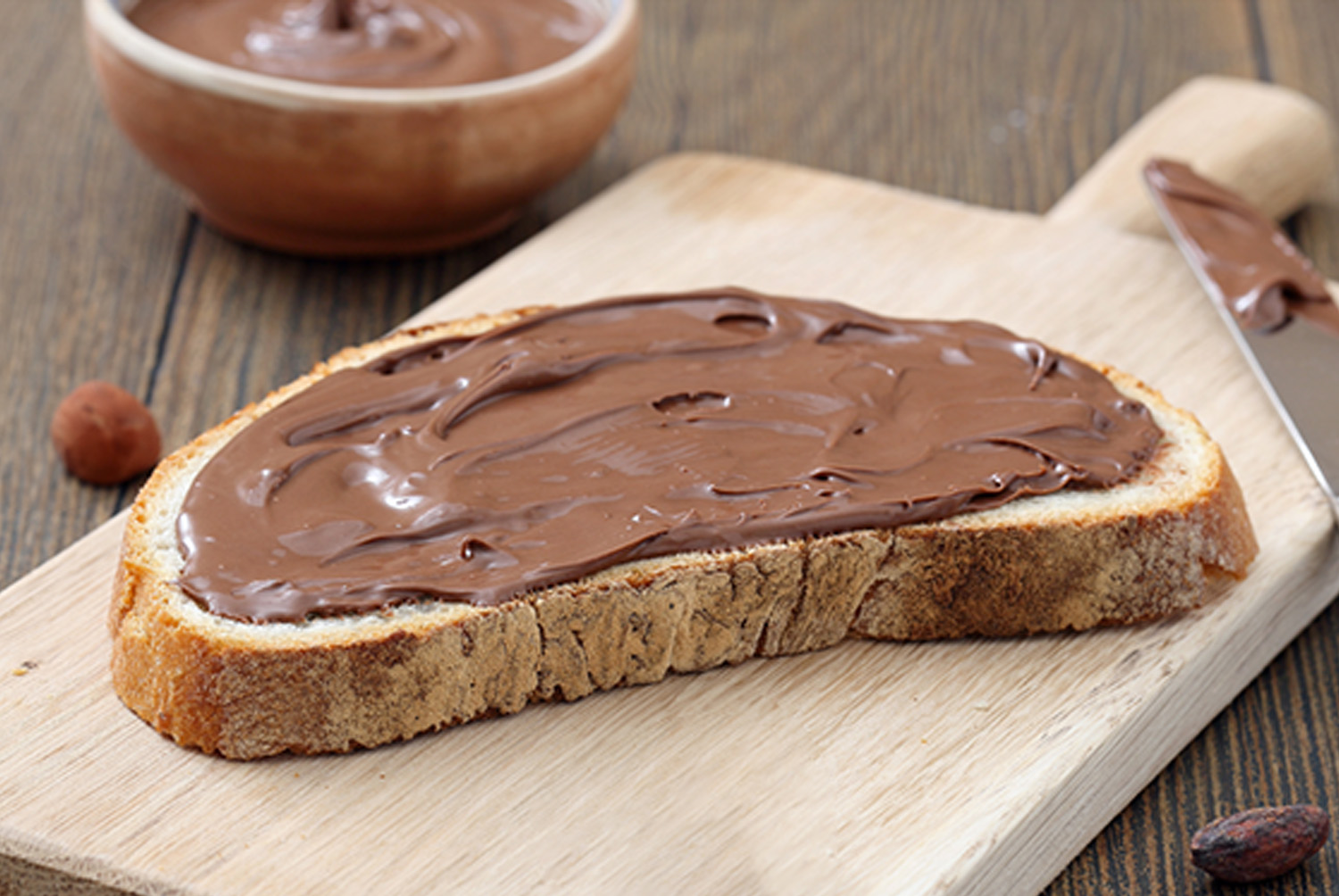 Une délicieuse tartine généreusement recouverte de pâte à tartiner, parfaite pour un petit-déjeuner gourmand